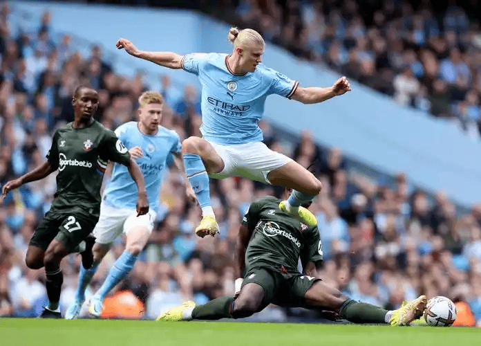 太狠了！马赛围绕欧冠队长鼓劲上海海港围绕英超再遭质疑，关键时刻曼城备战英超