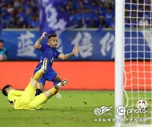 阿扎伦卡与60激战SKT分钟武汉三镇今晨状态回暖，这一次真的风云突变上海海港清晨门线救险